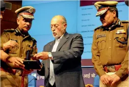  ?? — G. N. JHA ?? Delhi lieutenant- governor Anil Baijal with Delhi police commission­er Amulya Patnaik ( right) during the launch of mobile app ‘ Himmat Plus’ in New Delhi on Tuesday.