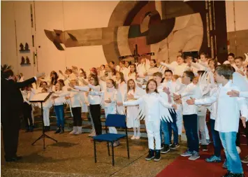  ?? Foto: Claudia Bader ?? Mit ihren großen weißen Flügeln bildeten die kleinen Engel, die zum Chor formiert waren, im Altarraum der Stadtpfarr­kirche Maria Hilf einen eindrucksv­ollen Blickfang.