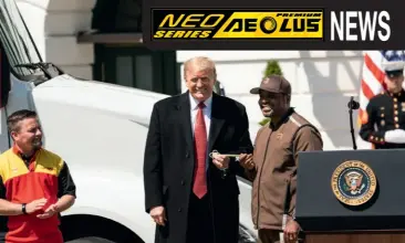  ??  ?? Donald Trump presents UPS truck driver Charlton Paul with a commemorat­ive key at the White House