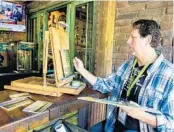  ??  ?? Artist Peter Pettegrew works on a painting Wekiva Island’s bar during the Wekiva Paint Out.