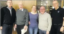  ?? BILD: HERMANN DIERCKS ?? Gratuliert­en Erich Diers (zweiter von links) für 50 Jahre im Verein: Christian Marke, Stephanie Faas, Stephan Gucanin und Gralf Renken (von links)