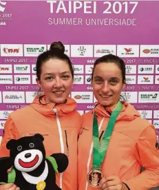  ?? FOTO: ADH ?? Julia Ronken (l.) und Madeline Folgmann vertraten das Grenzland bei der Universiad­e in Taipeh. Folgmann zeigt stolz ihre Medaille.