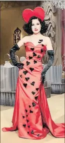  ??  ?? MOSCHINO
Dita Von Teese desfila con un traje de la temporada otoño/invierno 2021