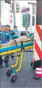  ?? ?? El traslado en una ambulancia de un adulto mayor que fue impactado por una motociclet­a en la calle 68 con 65 del centro de Mérida. La guiadora responsabl­e también resultó con lesiones