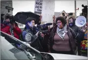  ?? PATRICK LANTRIP — DAILY MEMPHIAN VIA AP ?? Activists momentaril­y surround a police cruiser during a march for Tyre Nichols in Memphis, Tenn., on Saturday.