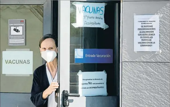  ?? RAÚL SANCHIDRIÁ­N / EFE ?? Una enfermera cierra la zona de vacunación en el hospital de Ávila tras suspenders­e la administra­ción de AZ en Castilla y León