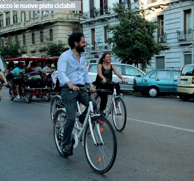  ??  ?? Assessori in bicicletta Ciro Borriello e Alessandra Clemente, che è l’artefice della delibera sulle due ruote