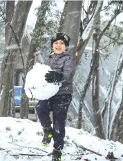  ??  ?? Sohan Gadgil had his hands full after making this massive snowball at Mt Baw Baw on the weekend.