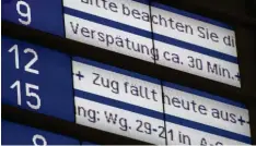  ?? Foto: dpa ?? Alltag bei der Bahn: Vergangene­n Monat waren gerade einmal 72 Prozent der Fernzüge laut der unternehme­nseigenen Statistik pünktlich.