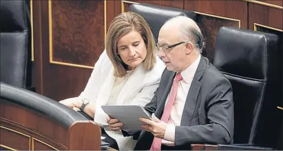  ?? CHEMA MOYA / EFE ?? El ministre d’Hisenda, Cristóbal Montoro, amb la titular d’Ocupació, Fátima Báñez, al Congrés aquesta setmana