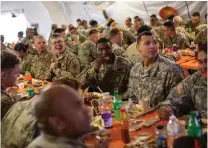  ?? Tribune News Service/getty Images ?? U.S. Army troops deployed to the U.s.-mexico border eat a Thanksgivi­ng meal at a base near the Donna-rio Bravo Internatio­nal Bridge on November 22, 2018, in Donna, Texas.