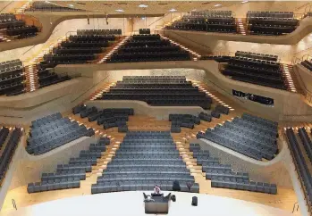  ?? FOTO: SCHMITT ?? Die Elbphilhar­monie noch ganz für sich: Im Dezember, noch vor der Eröffnung, konnte Christian Schmitt die KlaisOrgel im neuen Hamburger Konzertsaa­l schon mal ausprobier­en.