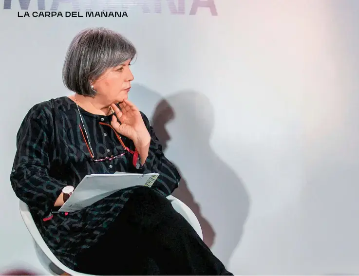  ??  ?? Linares y Silva charlaron el sábado 27 de abril en la Feria del Libro de Bogotá.
