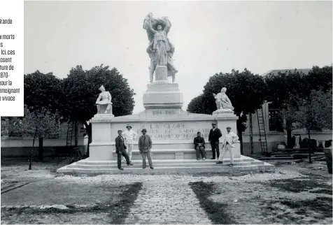  ??  ?? 1922
Juste après la Grande Guerre, 36 000 monuments aux morts sont érigés dans les communes. Ici, ces Saint-Cyriens posent devant la sculpture de Jean Boucher (18701939) réalisée pour la ville militaire, témoignant d’un lien encore vivace aux défunts.