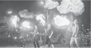  ??  ?? MENAKJUBKA­N: Antara aksi bermain api oleh Rave YMCA yang ‘memukau’ hadirin.