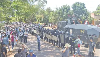  ??  ?? Fuerte despliegue de efectivos de la policía, que contó con carro hidrante, evitó ayer el bloqueo de la Ruta III por parte de los manifestan­tes en el departamen­to de San Pedro.