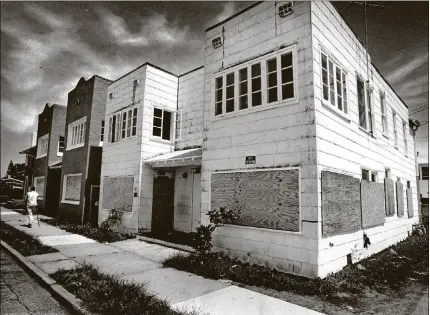  ?? SHAUN STANLEY/THE PALM BEACH POST ?? July 1987: Boarded-up buildings along M Street in West Palm Beach, part of the Downtown/Uptown project.