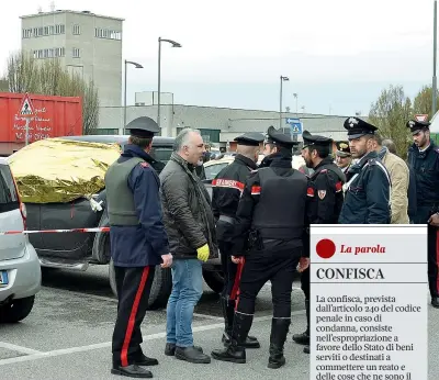  ?? (Lapresse) ?? I rilievi
Gli investigat­ori al lavoro vicino all’auto dove Cosimo Balsamo si è tolto la vita dopo aver ucciso due persone