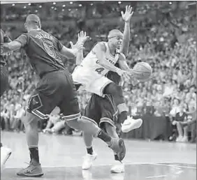  ??  ?? Isaiah Thomas van Boston Celtics probeert tussen twee spelers van Chicago Bulls te gaan. (Foto: ESPN)
