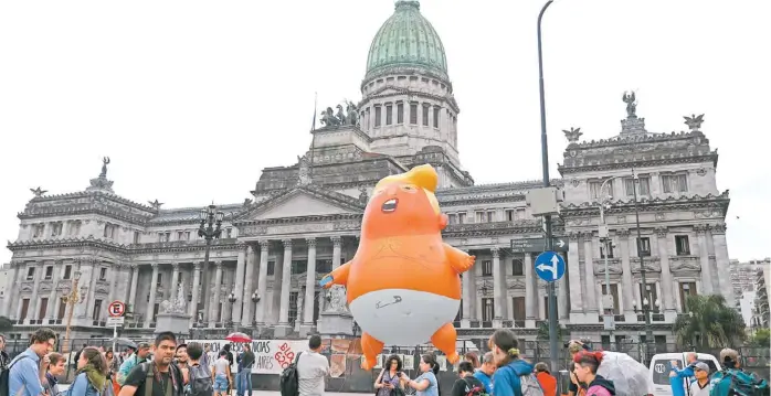  ?? REUTERS ?? Desde ayer, Baby Trumpya flotaba sobre Buenos Aires adelantánd­ose al arribo del magnate, quien aterrizó anoche en la capital argentina.
