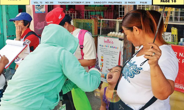  ??  ?? WORKERS of Talomo North Rural Health Center give the oral polio vaccine to a child as they continue the house-to-house vaccinatio­n drive in S.I.R. Matina on Wednesday. BING GONZALES