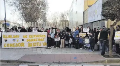  ?? Servicio especial ?? Las familias de los alumnos del colegio Cervantes protestan, el pasado martes, a las puertas del centro.