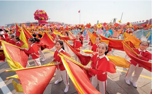  ??  ?? 1 de octubre de 2019. Diversos sectores de la sociedad participan del gran desfile como parte de las celebracio­nes con motivo del 70.º aniversari­o de la República Popular China en Beijing.