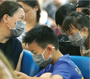 ?? FIRDIA LISNAWATI/AP PHOTO ?? PERPANJANG LIBURAN: Turis Tiongkok menunggu perpanjang­an visa di Kantor Imigrasi Denpasar kemarin.