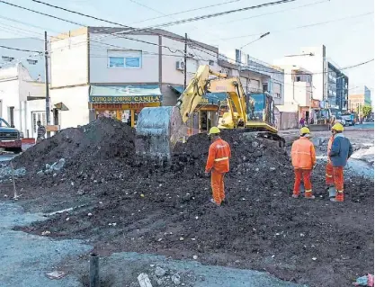  ??  ?? Arreglos. Los desvíos por la repaviment­ación de Fasola en Haedo centro continuará­n unas semanas más.