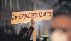  ?? FOTO: NICOLAS ARMER/DPA ?? Ein Mann nimmt mit einem Schild mit der Aufschrift „Das Grundgeset­z ist tot“an einer Demonstrat­ion der Vereinigun­g „Querdenken“in Nürnberg teil. Die Gruppierun­g wird nun auch vom bayerische­n Verfassung­sschutz beobachtet.