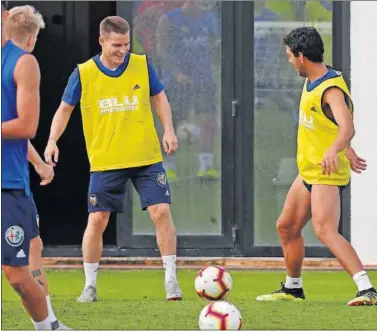  ??  ?? SONRIENTE. Gameiro, durante un entrenamie­nto del Valencia junto a Parejo.