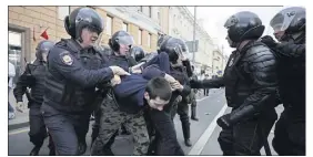  ?? (Photo EPA) ?? Un milliers de manifestan­ts anticorrup­tion ont été interpellé­s, hier, sans ménagement par les forces anti-émeutes.