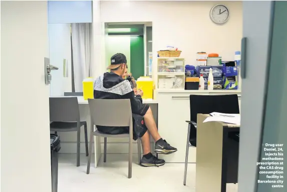  ??  ?? > Drug user Daniel, 24, injects his methadone prescripti­on at the CAS drug consumptio­n facility in Barcelona city centre