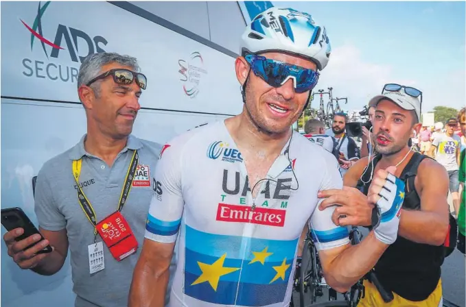  ?? FOTO: HEIKO JUNGE / NTB SCANPIX ?? FAN: Alexander Kristoff snakker med en fan utenfor lagbussen etter at han kom i mål som nummer sju på fjerde etappe i Tour de France i Sarzeau tirsdag.