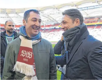  ?? FOTO: DPA ?? Regelmäßig­er Stadiongän­ger: Cem Özdemir (li.) letzte Saison rund um das Spiel des VfB gegen Eintracht Frankfurt mit dem jetzigen Bayerncoac­h Niko Kovac.