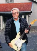  ??  ?? SATSER: Sigvald Oppebøen Hansen har Fender Stratocast­er 1962.