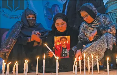  ?? Picture: AFP ?? MOURNING. People pay tribute to the victims of a mosque suicide blast inside a police headquarte­rs compound in Peshawar.