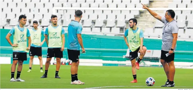  ?? MIGUEL ÁNGEL SALAS ?? Germán Crespo hace indicacion­es a sus jugadores durante el entrenamie­nto de ayer en El Arcángel.