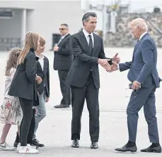  ?? /GETTY IMAGES ?? El gobernador de Los Ángeles Gavin Newsom, le da la bienvenida al presidente Joe Biden quien llegó ayer a la Cumbre de las Américas.