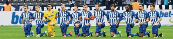  ?? FOTO: DPA ?? Auf die Knie: Vor der Bundesliga­partie gegen den FC Schalke setzen die Spieler von Hertha BSC Berlin ein Zeichen für Vielfalt und gegen Rassismus.