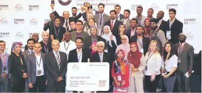  ??  ?? LANCAR: Tun Musa bersama alumni Forum Ekonomi Islam Sedunia merakam kenangan bersama replika Kad Alumni WIEF.