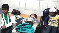  ?? GHOUTA MEDIA CENTER-AP ?? MASA KECIL PEDIH: Anak-anak Syria dirawat di rumah sakit di Hazeh, Ghouta. Mereka korban serangan udara di kawasan tersebut.