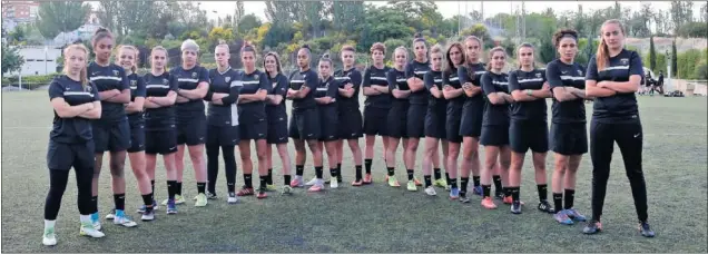  ??  ?? LAS ASPIRANTES. Las futbolista­s del primer equipo del Madrid CFF forman antes de iniciar su entrenamie­nto en los campos del polideport­ivo Luis Aragonés de Hortaleza.