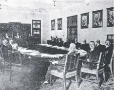  ??  ?? Councillor­s at the first council meeting in the new chamber in the north wing in 1917.
