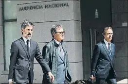  ?? DANI DUCH ?? Jordi Pujol Ferrusola, con sus abogados, el pasado 25 de abril