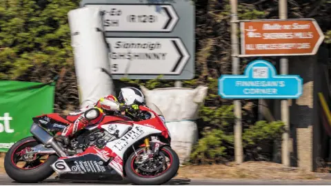  ?? Main photo: Adrian Crawley ?? CRASH: William Dunlop putting his bike through its paces at the Skerries 100 yesterday.