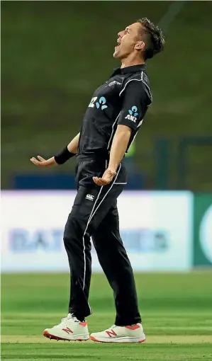  ?? GETTY IMAGES ?? Trent Boult, right, completes his hattrick against Pakistan and Tim Southee, left, and New Zealand captain Kane Williamson rush to join the celebratio­ns.