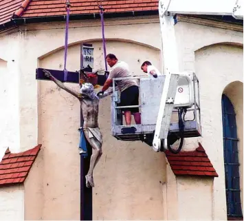  ?? Foto: Ursula Katharina Balken ?? Das Kreuz an der Ostseite der Marienkirc­he in Vöhringen wurde abgenommen, weil das Gebäude eingerüste­t wird. Dann wird der Putz untersucht.