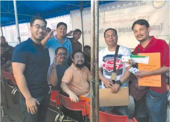  ??  ?? Grab Philippine­s Country Head Brian Cu (leftmost) with Grab partner- driver applicants