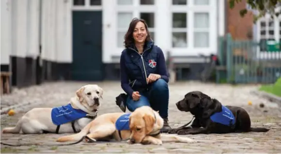  ?? FOTO ARGOS ?? Sarah Schaerlaec­kens, de drijvende kracht achter Argos Assistance Dogs